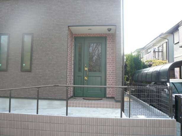 グリーンの玄関ドアと、タイル調のサイディングでヨーロッパの家をイメージ。