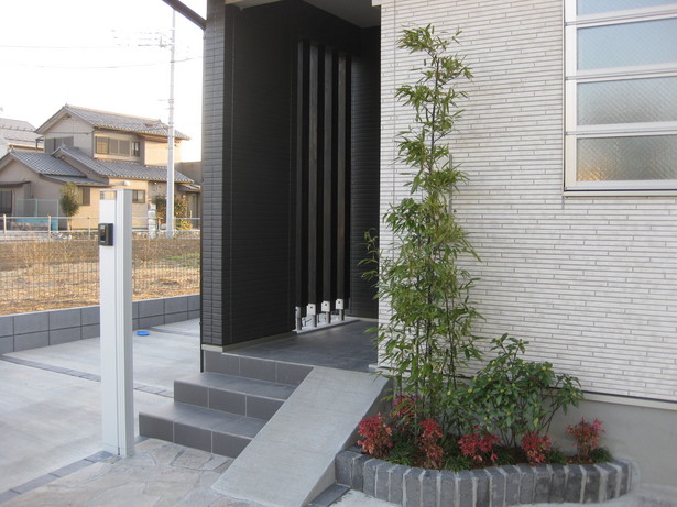 黒竹・五色南天等の植栽が玄関に彩りを添えます。