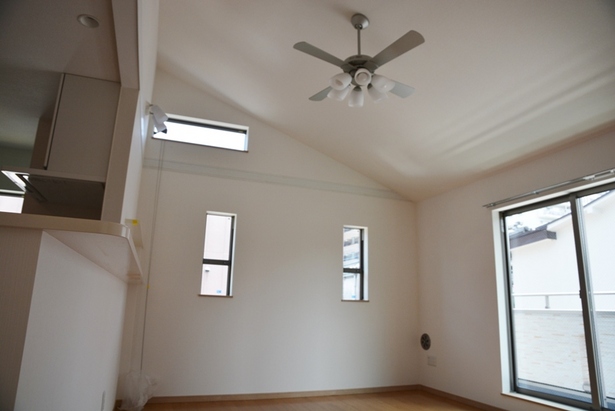 ２階リビングは勾配天井で高い位置にも窓を取り付け、広々と開放感のあるスペースに。
