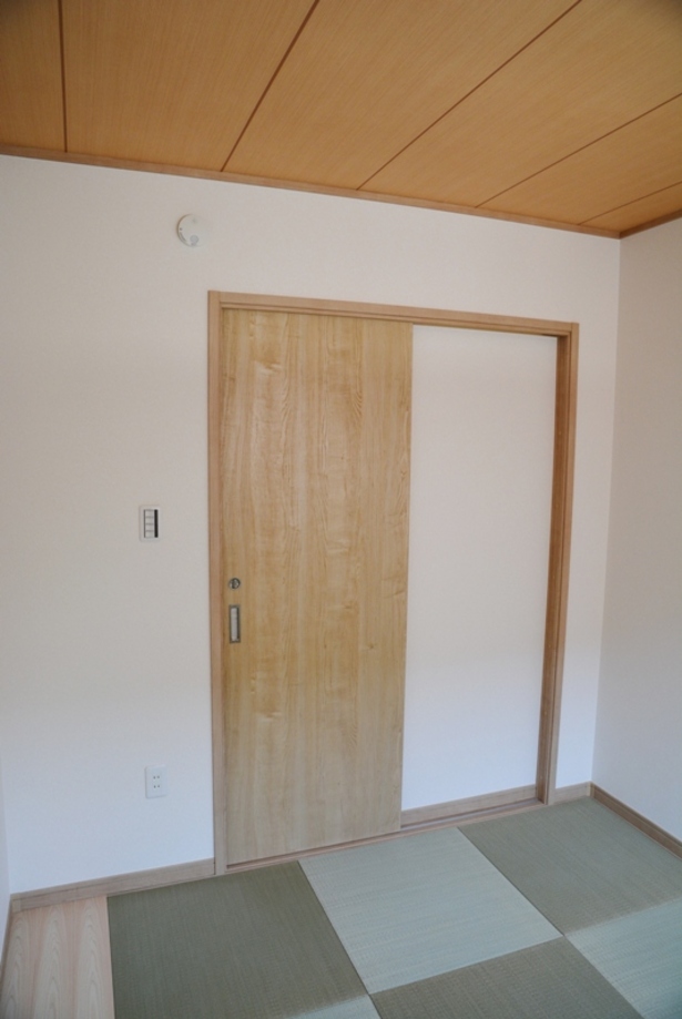 ２階和室は琉球畳を使用し茶室風の造り。