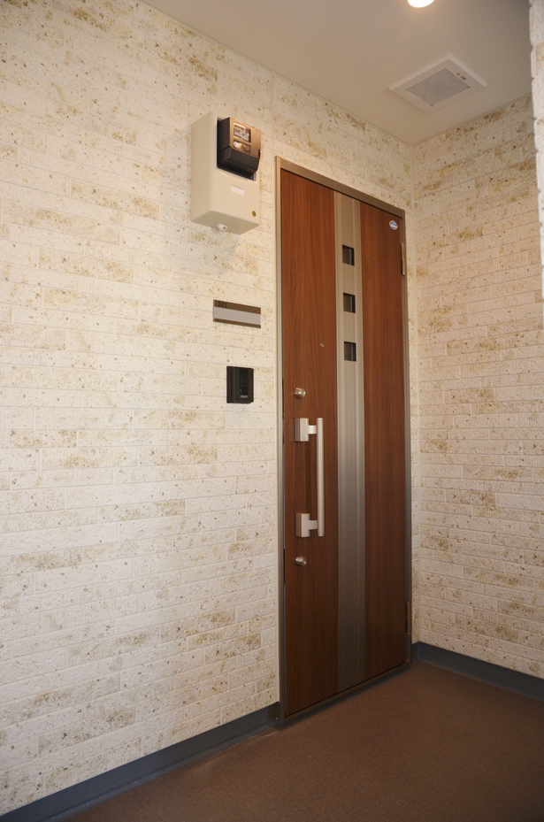 プッシュハンドルを採用した玄関ドアは高さ２１００ｍｍで差別化を図っています。